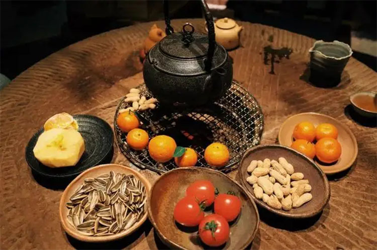 圍爐煮茶：起一爐火，煮兩碗茶，聊三餐四季，話五谷豐登(圖1)